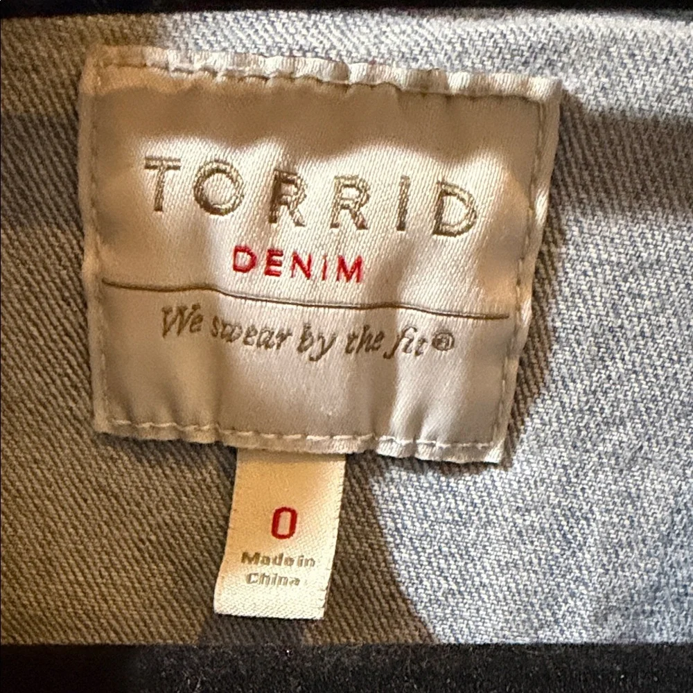 Torrid Light Blue Cropped Denim Jean Jacket - Picture 2 of 5